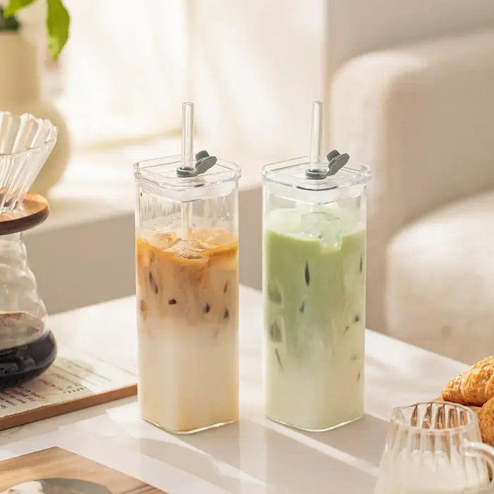 Lot de 6 verres carrés avec couvercles et pailles