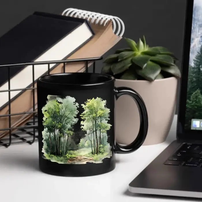 Tasse en céramique, conception d'aquarelle de paysage de forêt noire