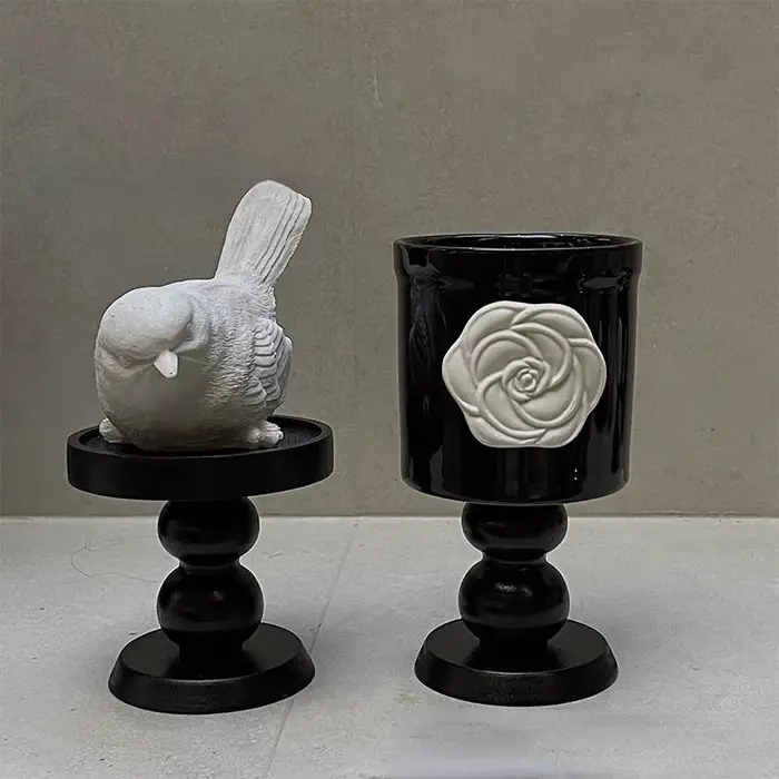 Tasse en céramique noire camélia française