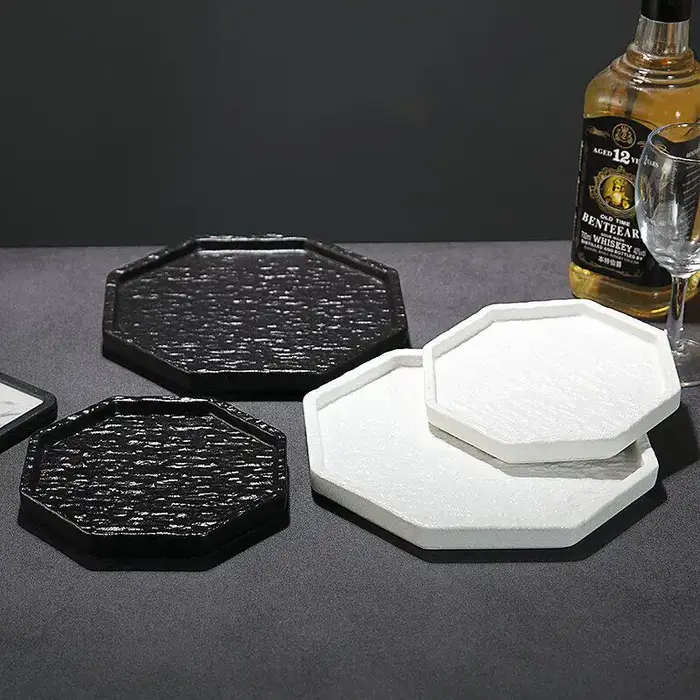 Assiette octogonale noire et blanche de luxe
