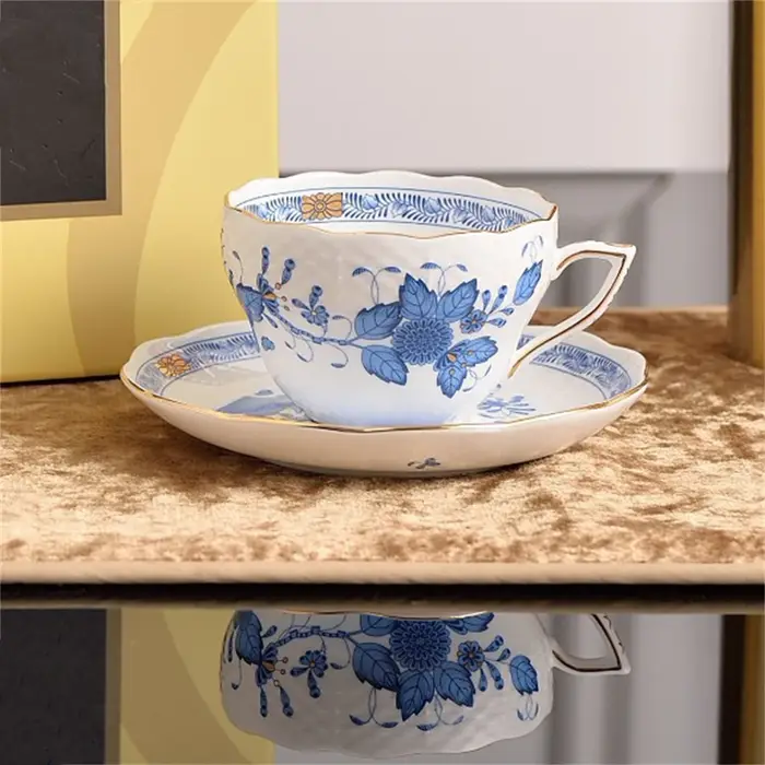 Tasse à café et soucoupe de thé de l'après-midi créative