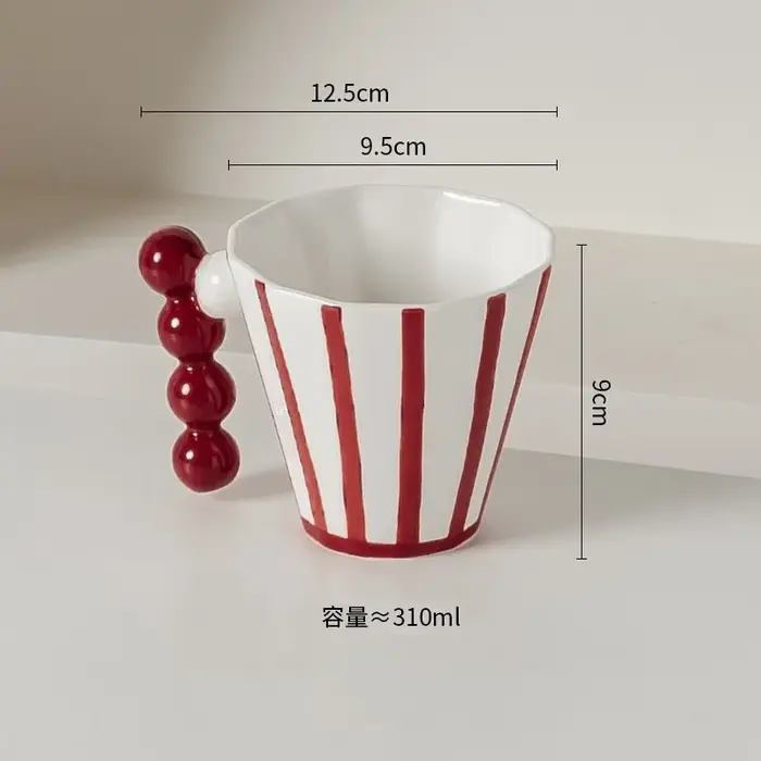Tasse en céramique rayée rétro