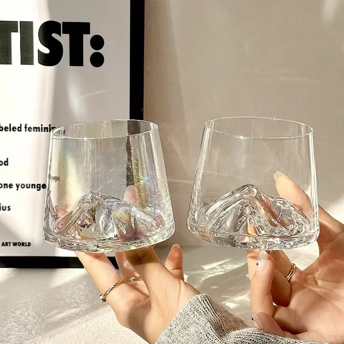 Verre à whisky transparent avec vue sur la montagne