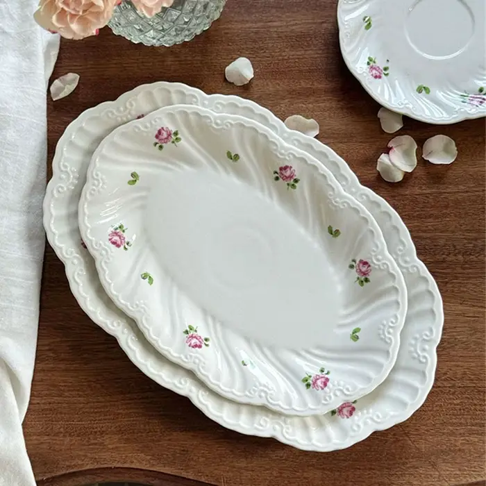 Ensemble d'assiettes en céramique vintage rose