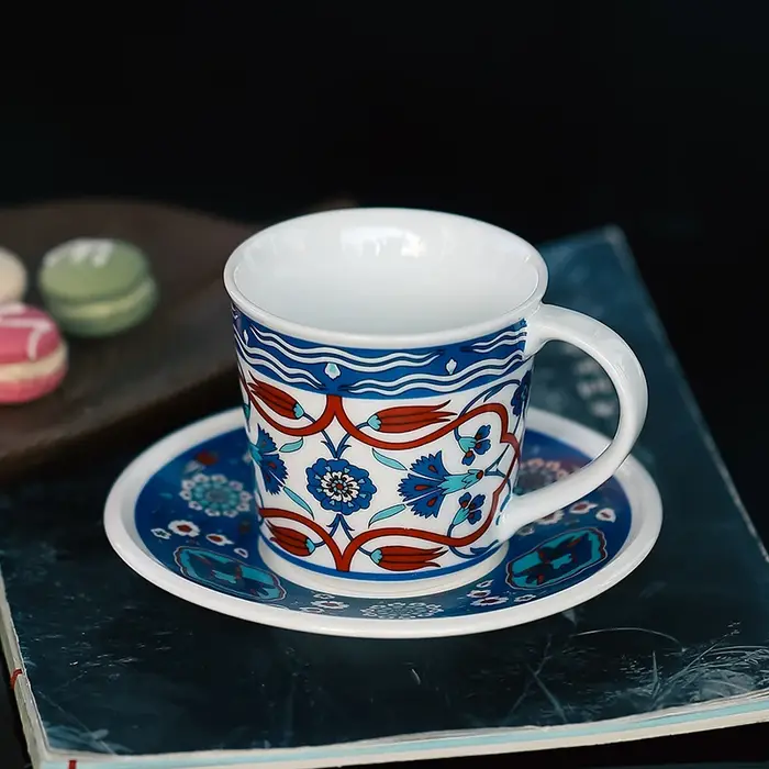 Ensemble tasse à café et soucoupe en céramique latte art