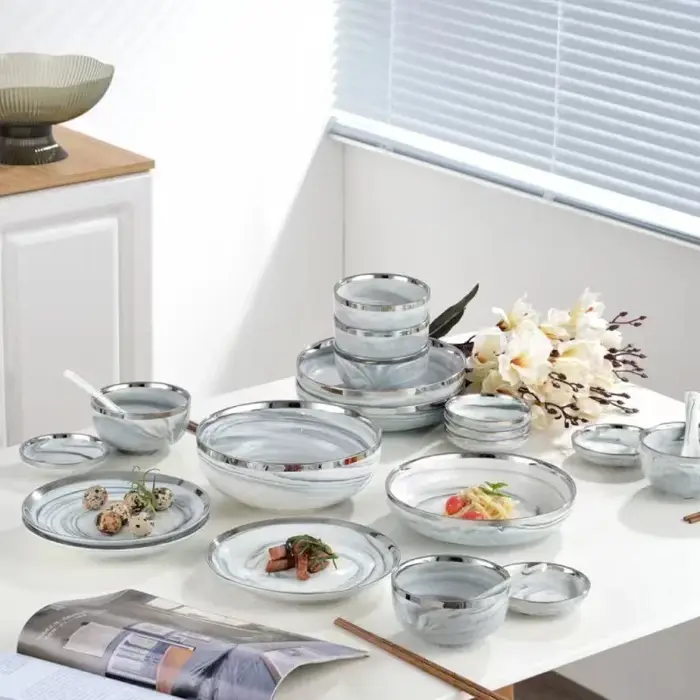 Assiettes en céramique de marbre avec bord argenté