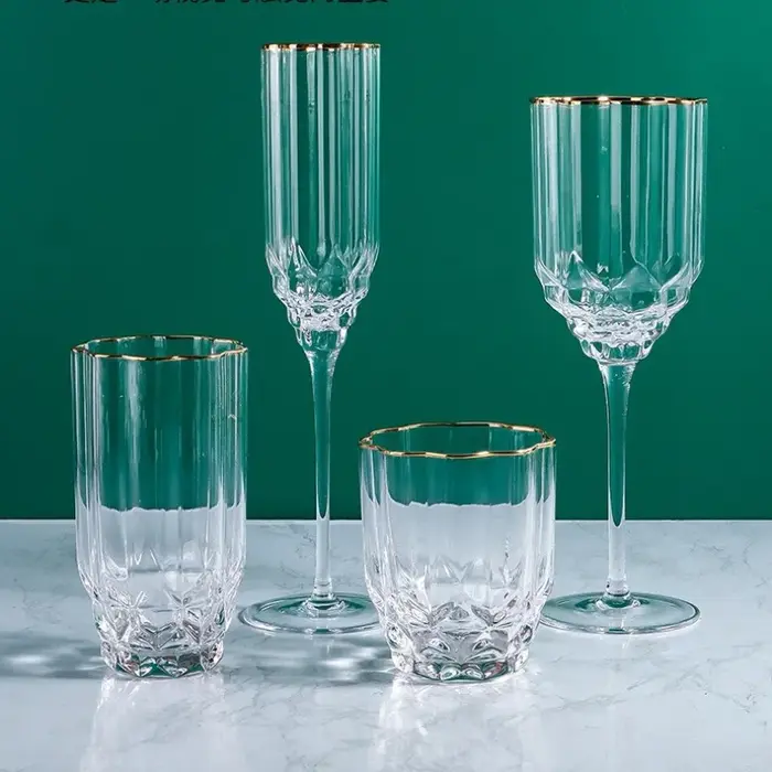 Verre à vin rouge en or et diamant