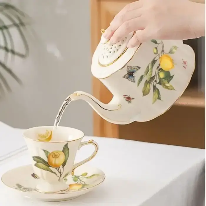 Ensemble de tasses à café en céramique avec assiette à dessert et cuillère