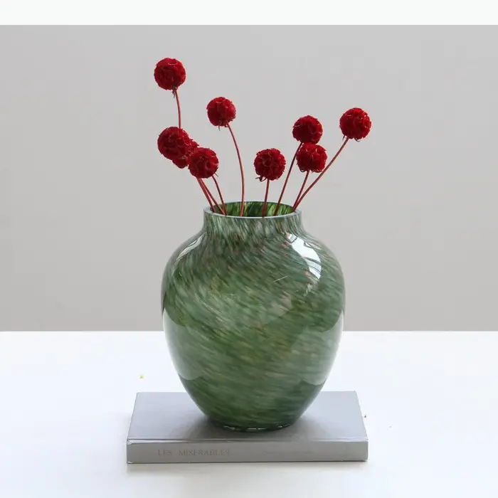 Vase en verre vert peint