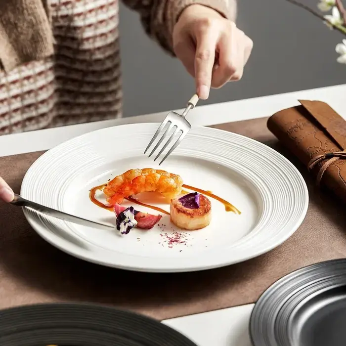Assiette occidentale en céramique blanche