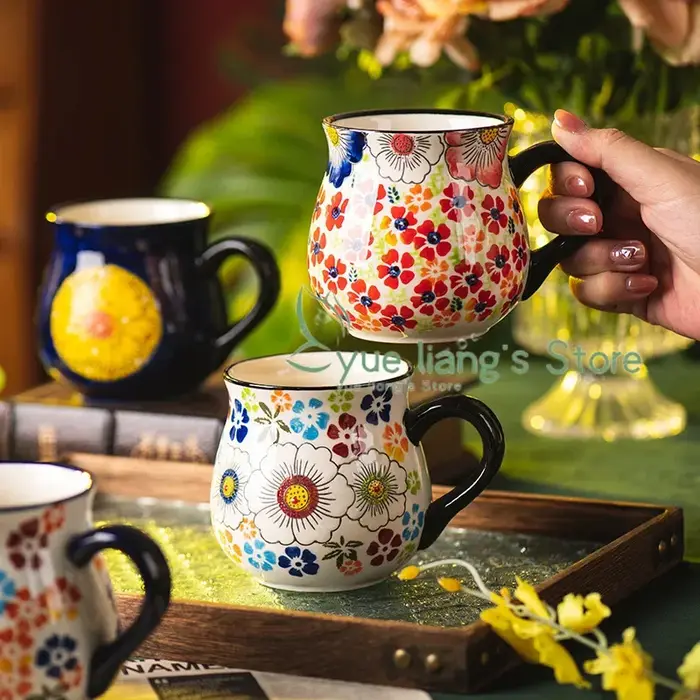 Tasse en céramique faite à la main avec motif de fleurs rétro