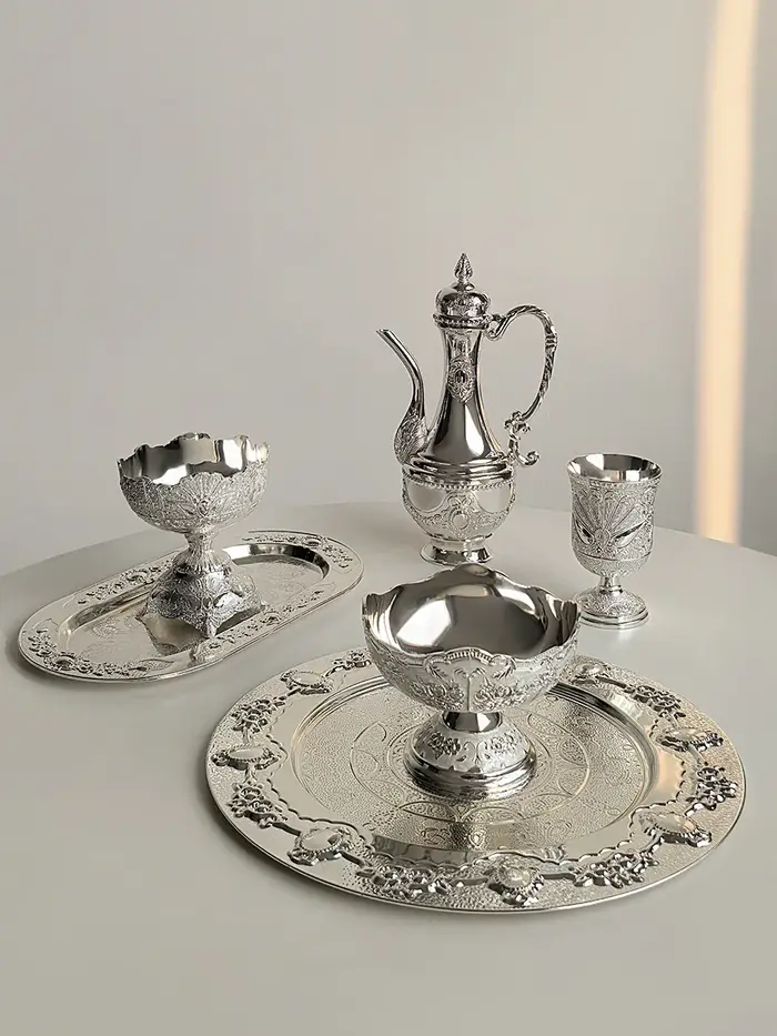 Assiette ronde paon en argent galvanisé