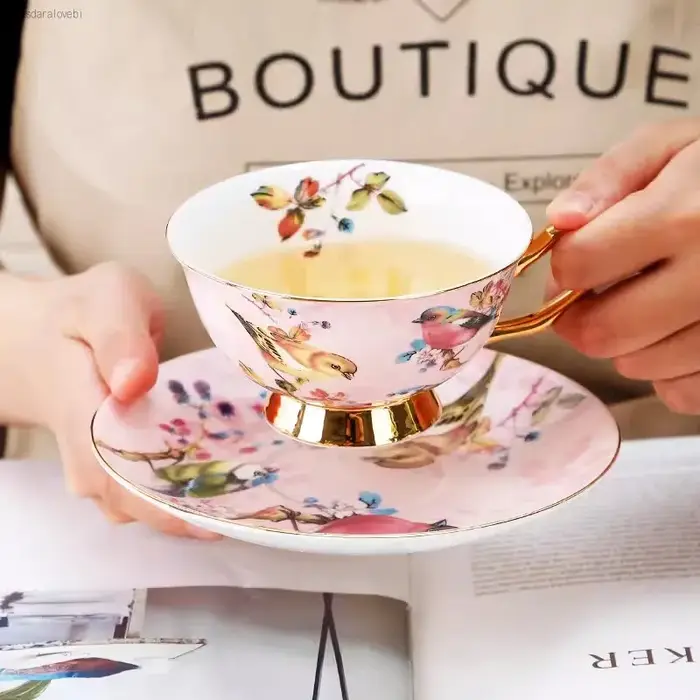 Ensemble de tasses et soucoupes à café