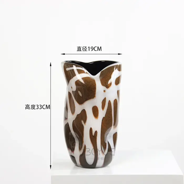 Vase en verre les rayures brunes sont géométriques irrégulières