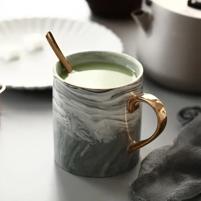 Mug à café en marbre nordique avec bordure dorée