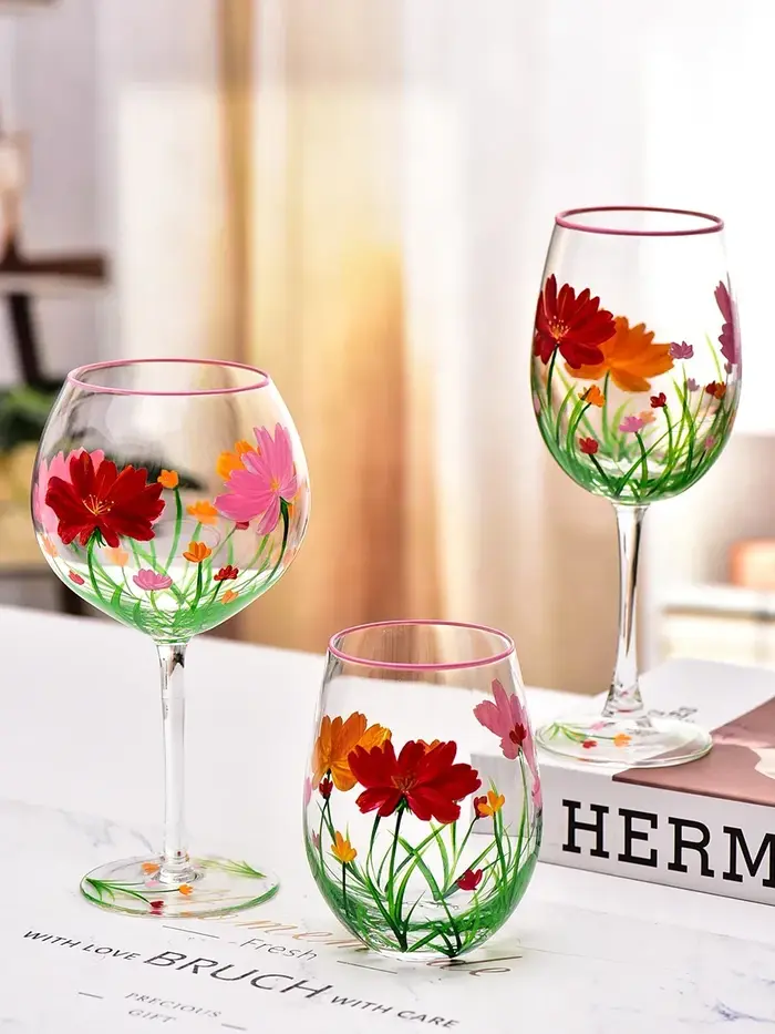 Verre à vin en cristal à motifs de fleurs, art de la main, pieds hauts, vin rouge, proximité de la main, famille, festival, fête, ensemble de trois pièces
