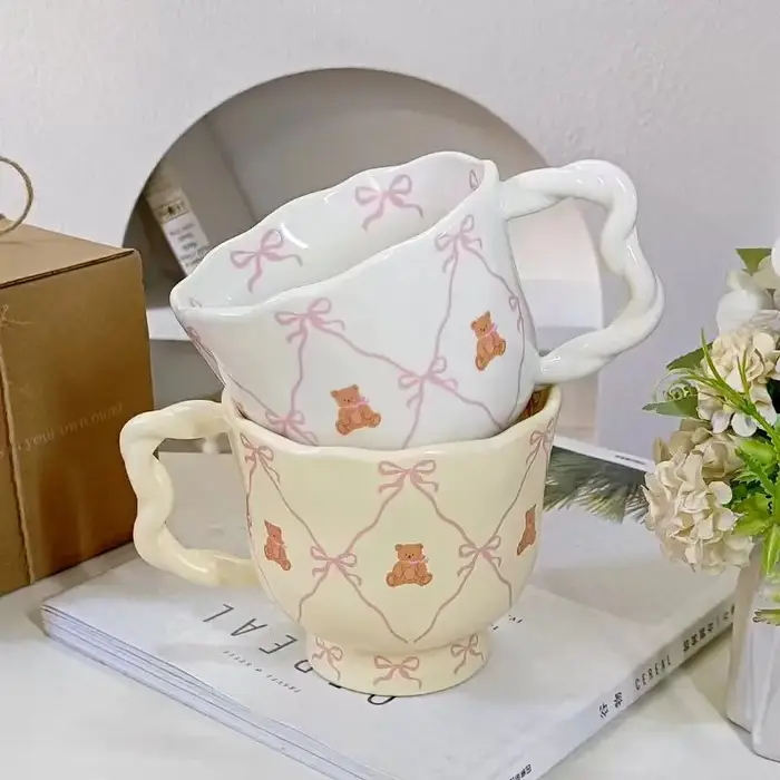 Tasse à café en céramique avec nœud rose