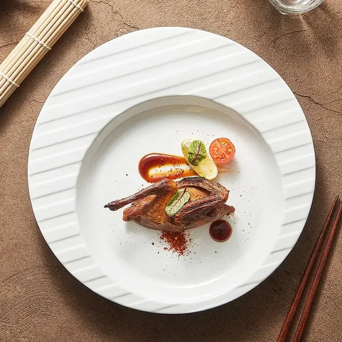 Assiette en céramique à motif de lignes pour restaurant