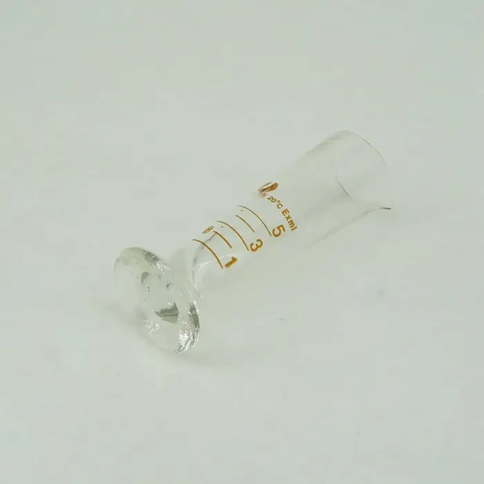 Verre de laboratoire à pied apothicaire, doseur conique gradué avec bec, 5ml
