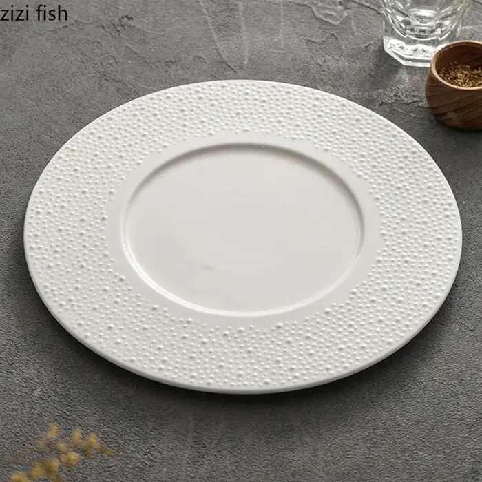 Assiette en céramique blanche à pois