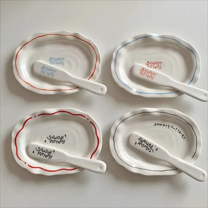 Assiette ovale en céramique de ligne rétro