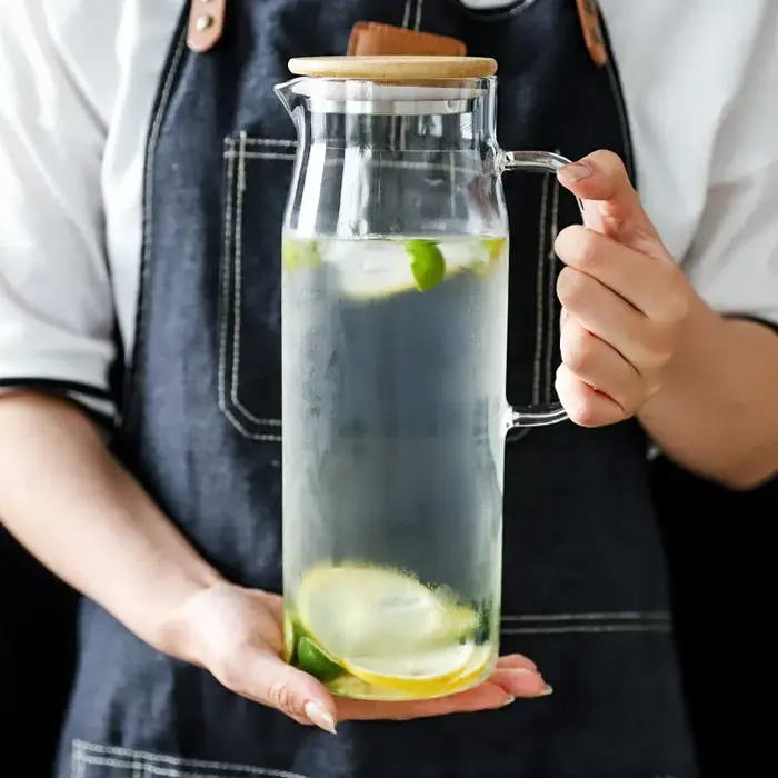 Pichet en verre avec couvercle scellé