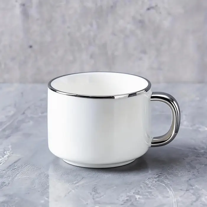 Tasse à café en céramique de 250 ml avec un élégant design à bord argenté, adaptée au café, au lait
