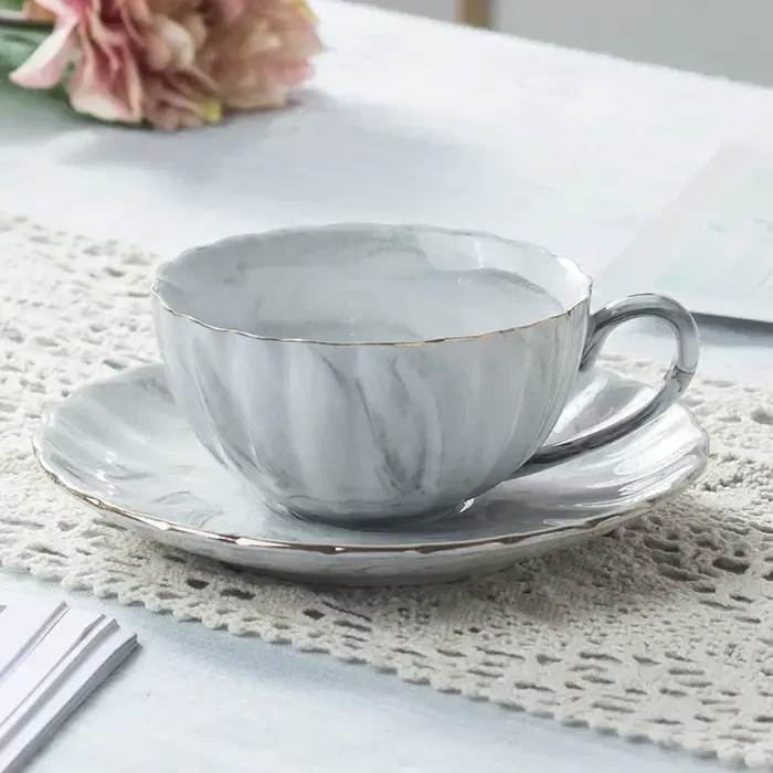 Ensemble de tasses à thé et soucoupes en porcelaine rose