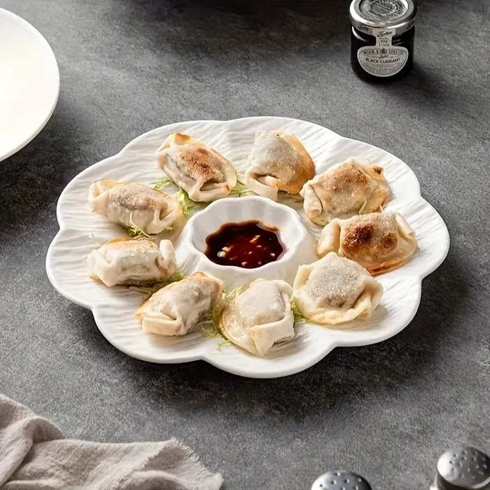 Assiette en céramique raffinée en forme de pétale avec plateau