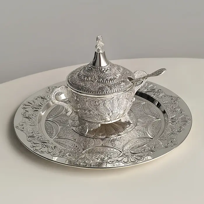 Assiette ronde paon en argent galvanisé
