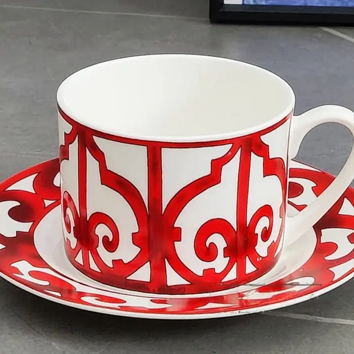 Tasse à café et assiette en porcelaine de cour