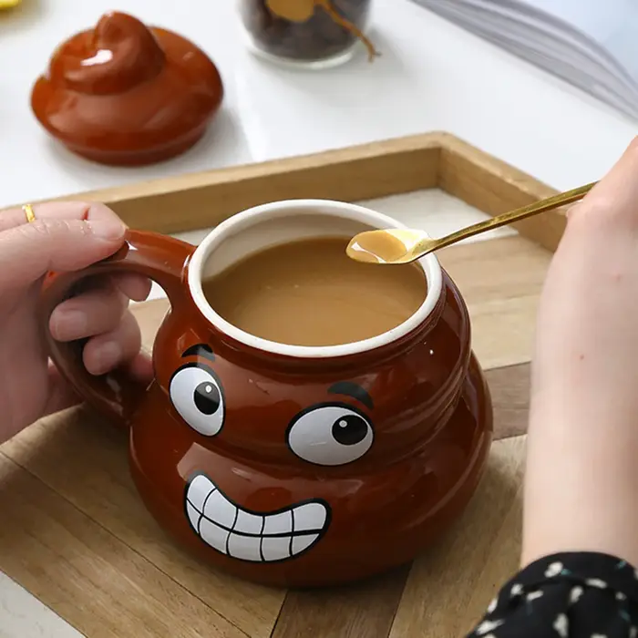Tasse en céramique de merde