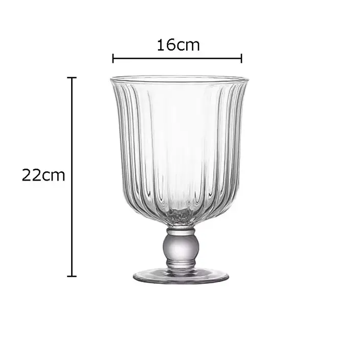 Vase en verre transparent à grande tasse