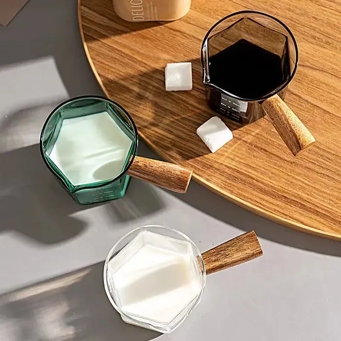 Tasse à mesurer expresso en verre avec manche en bois hexagonal de 120ml