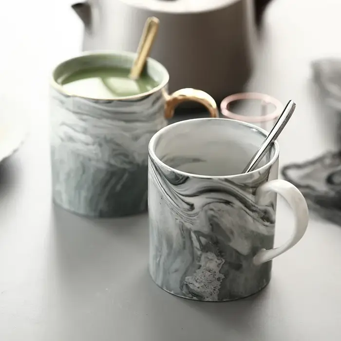 Mug à café en marbre nordique avec bordure dorée