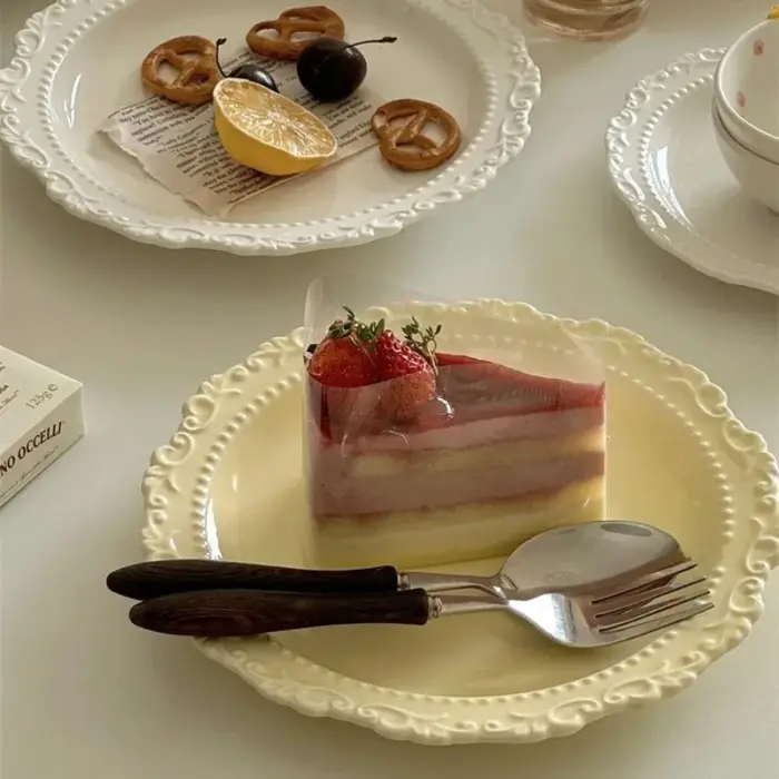 Assiette en céramique en Relief français
