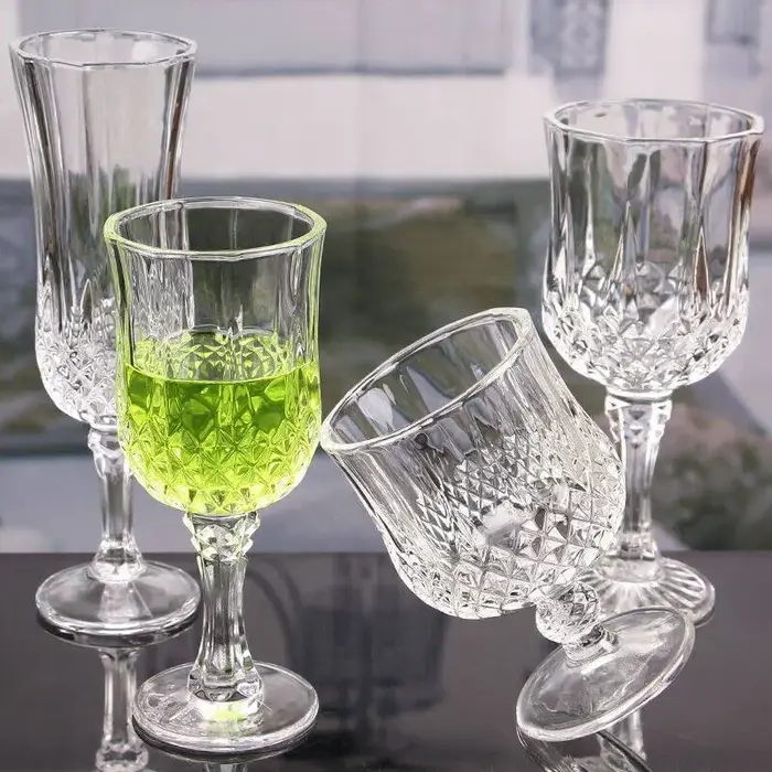 Verre à Champagne en relief de style Ins