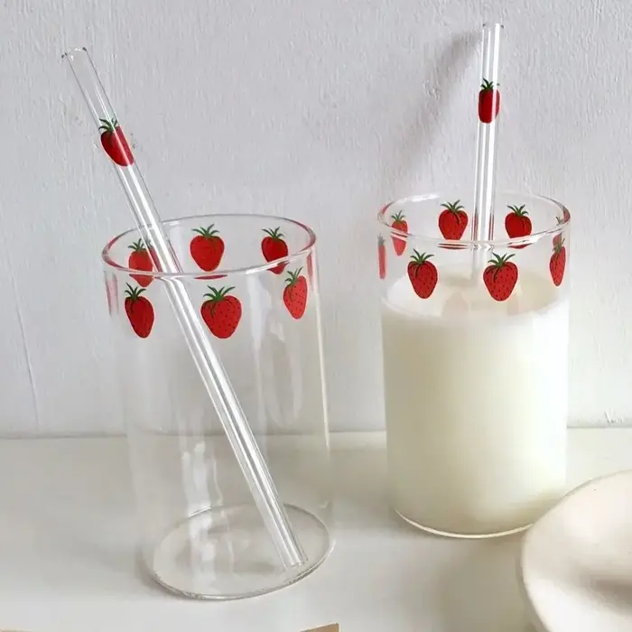 1pc Tasse en verre mignonne à motif fraise avec paille 300ml, Tasse à eau transparente créative, Tasse en verre résistante à la chaleur pour étudiant, pour lait et jus
