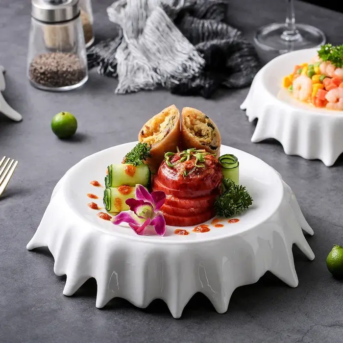 Assiette irrégulière blanche moderne