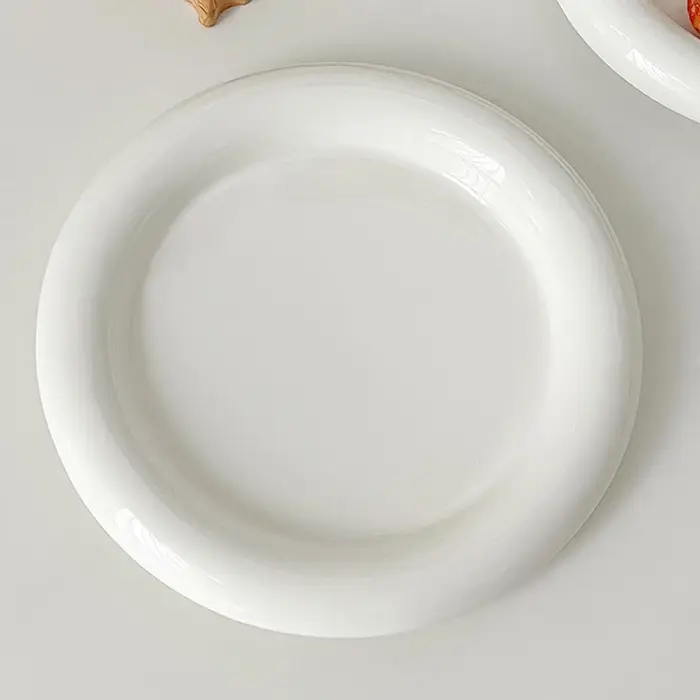 Assiette en céramique à encre blanche de style européen