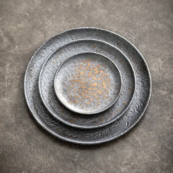 Assiette peu profonde à motif de marteau en grès