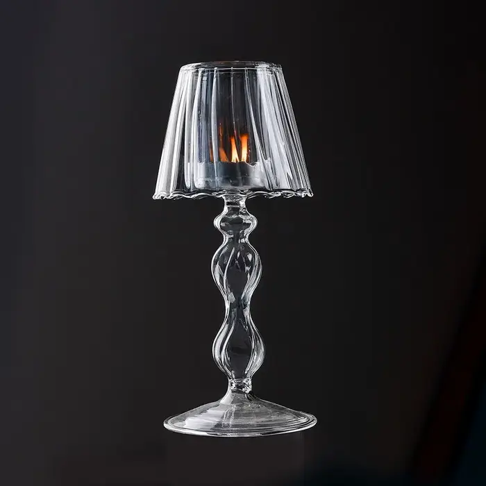 Chandelier rayé en verre à pieds hauts