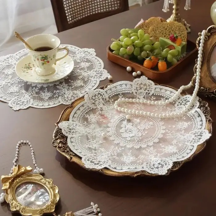 Napperon de table rétro en dentelle brodée