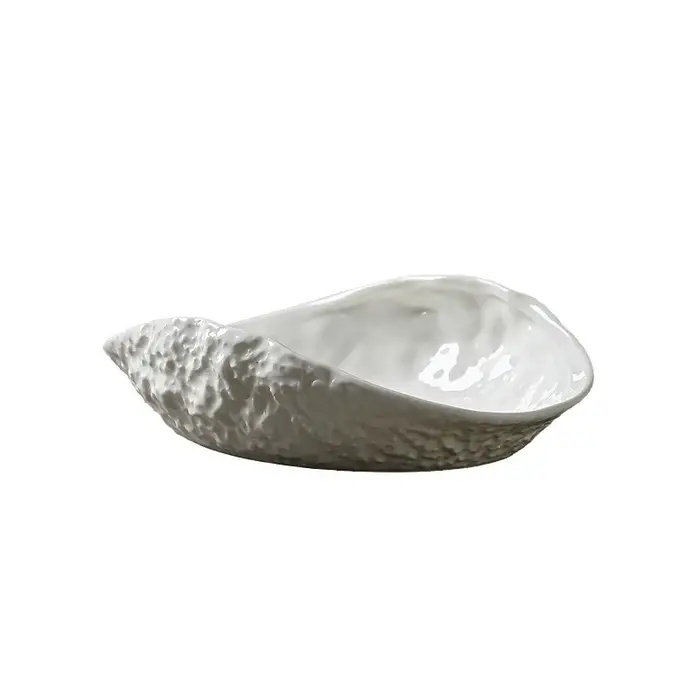 Assiette en forme de coquillage avec motif de roche