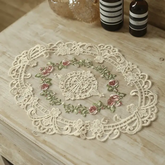 Nappe brodée rétro en dentelle