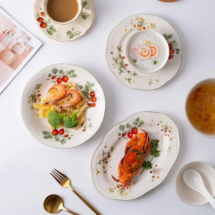 Ensemble d'assiettes et bols rétro aux fraises