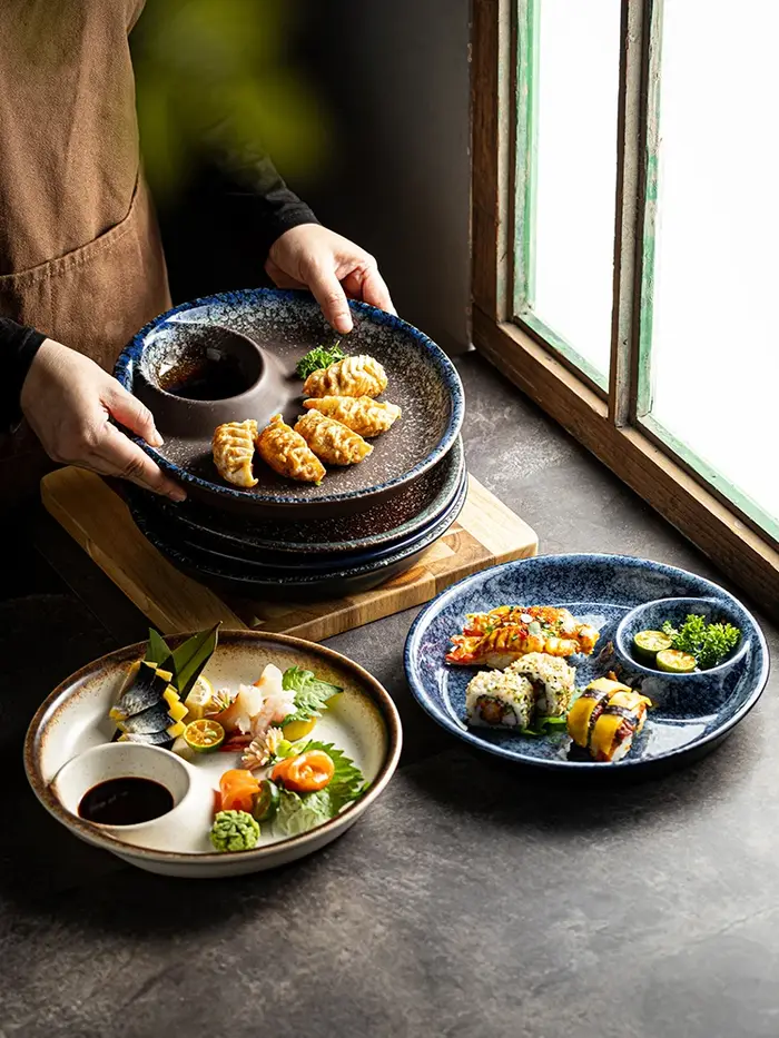 Assiette à boulettes de style japonais avec assiettes