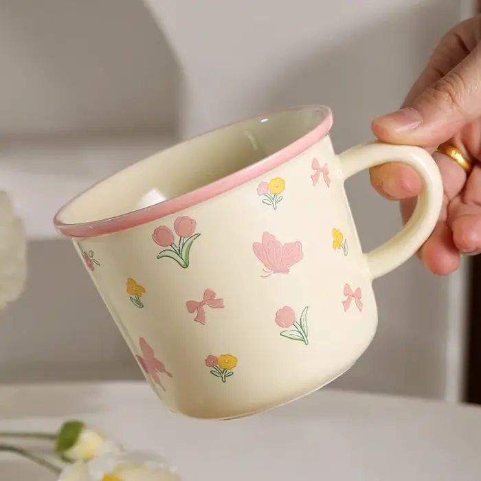 Tasse à café créative avec fleur de tulipe