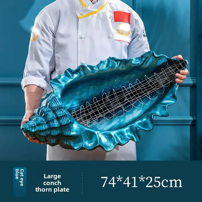 Assiette de service créative en forme de conque de fruits de mer