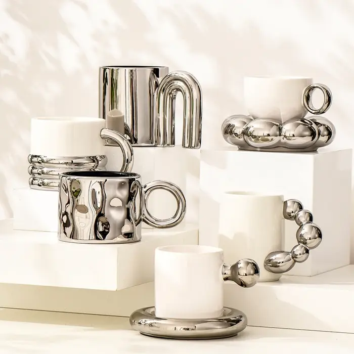 Tasse en céramique argentée de luxe légère